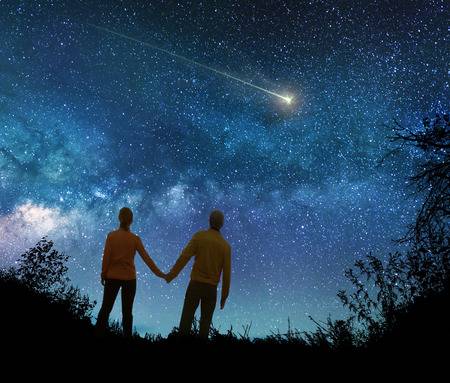 95624_3281241667_90372213-couple-in-love-watching-the-stars-in-night-sky_o.jpg