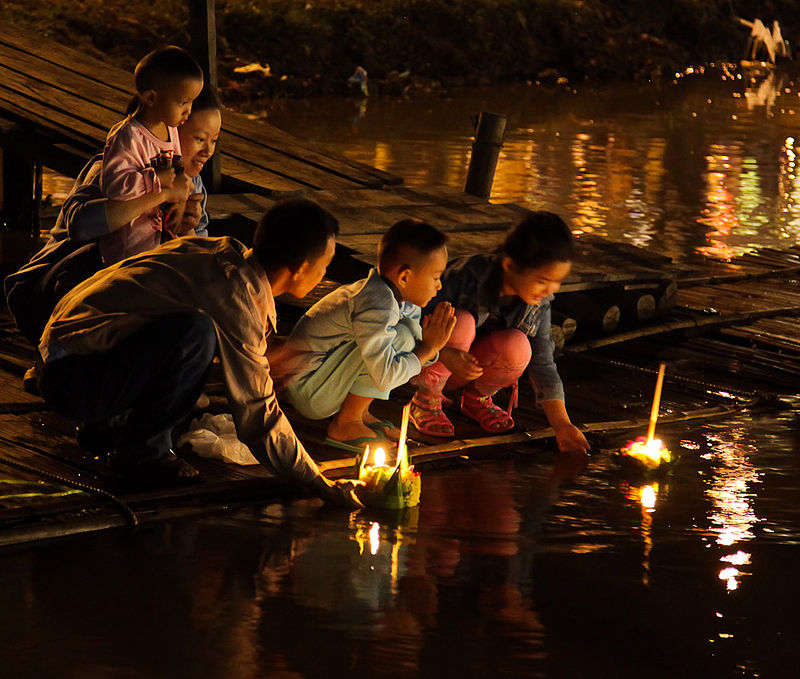 Loi_Krathong_2010_John_Shedrick(2).jpg