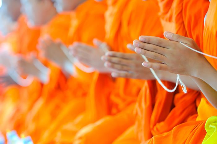 Thai-Buddhist-monks-praying.jpg